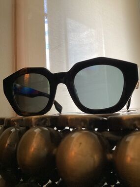 Strata Amplify Sunglasses in Black